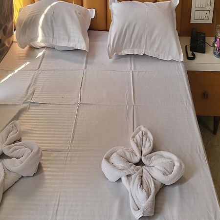 Hotel Ruchi Executive Сатара Экстерьер фото