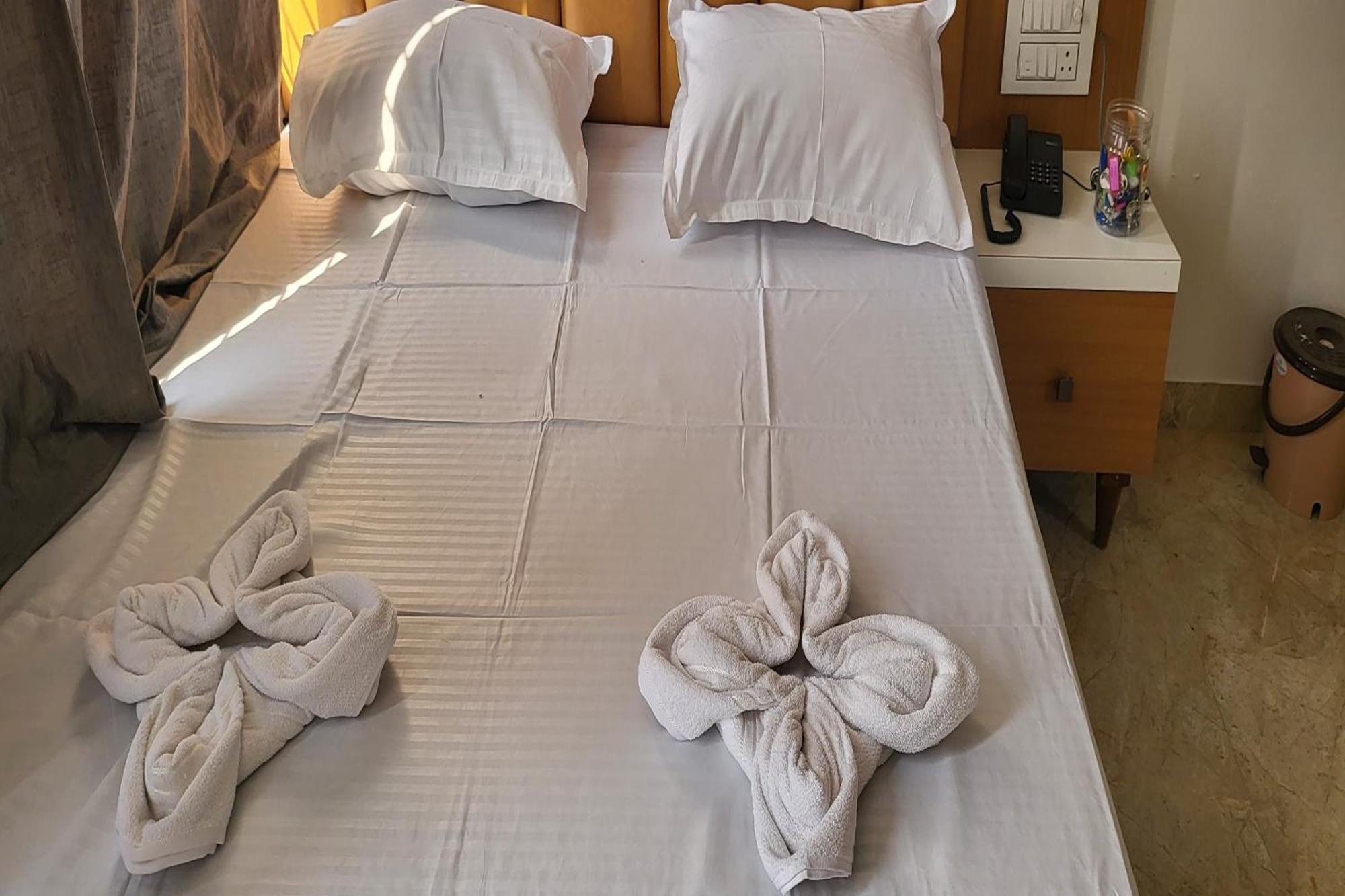 Hotel Ruchi Executive Сатара Экстерьер фото