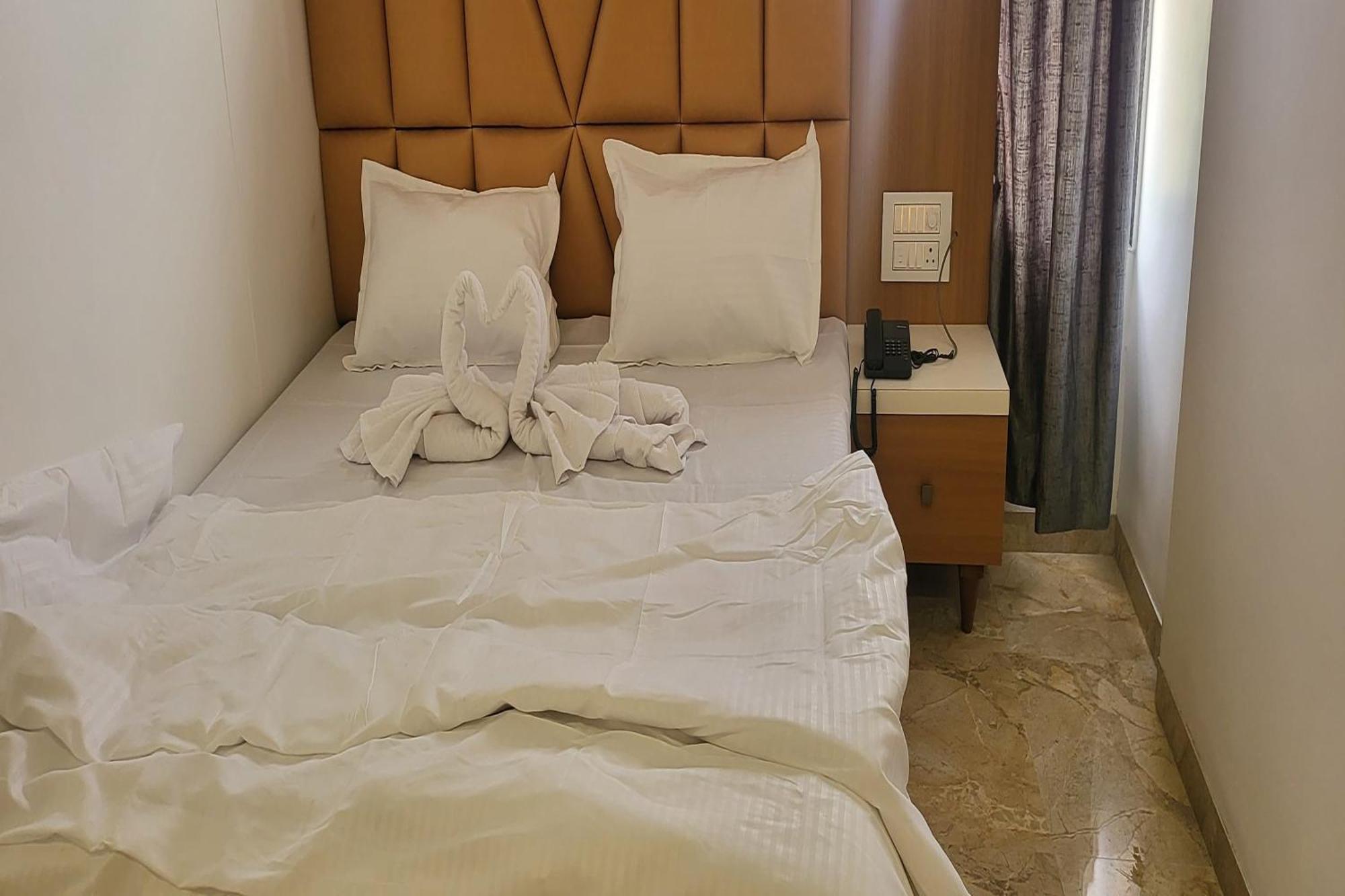 Hotel Ruchi Executive Сатара Экстерьер фото