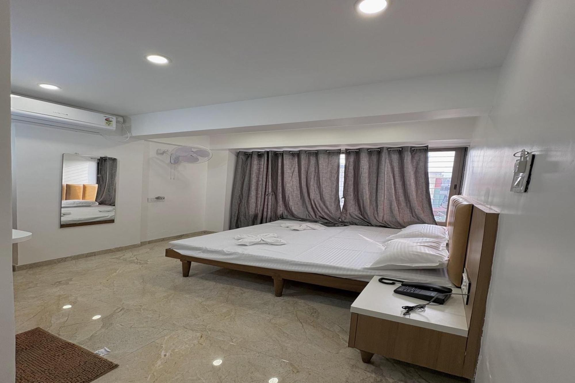 Hotel Ruchi Executive Сатара Экстерьер фото