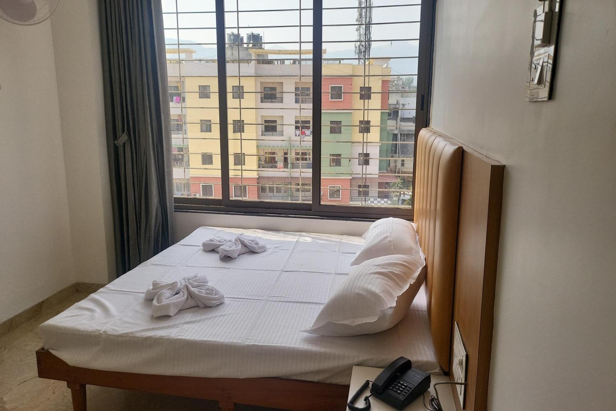 Hotel Ruchi Executive Сатара Экстерьер фото